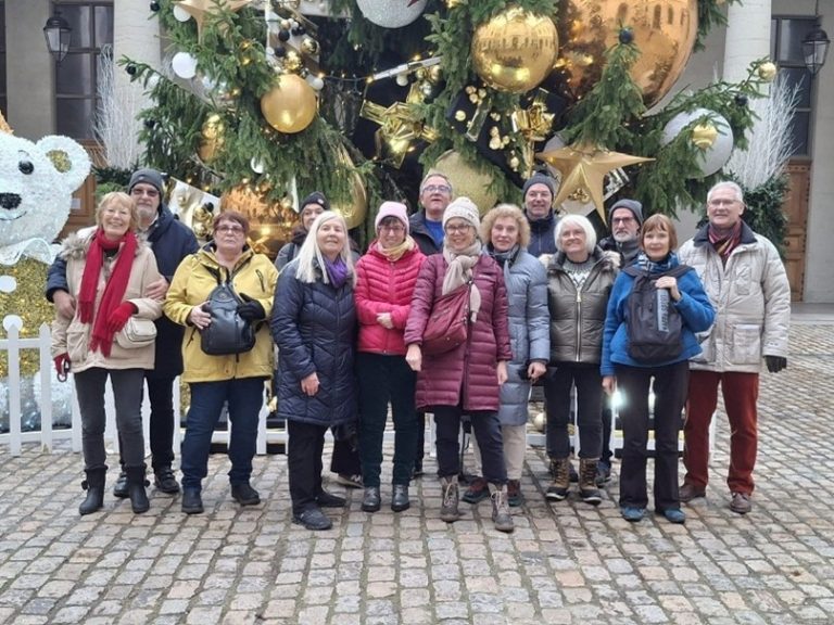 07.12.2025 | Bayerischer Weihnachtsflair in Frankreich! Partnerschaftstreffen in Civrieux d’Azergues mit Bier und „Knacker mit allem“